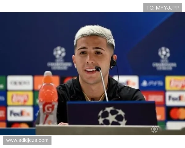 恩佐与克罗斯出球能力及中场组织结构对比分析 恩佐与克罗斯出球能力及中场组织结构对比分析