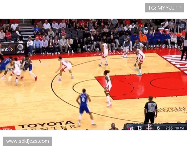 伯德挡拆制造错位高效中投，对比库里拉开空间差异