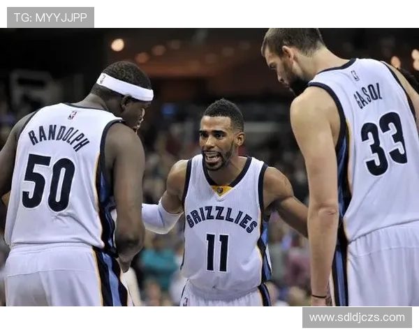 康利更倚挡拆牵制内线，拉开外线提升组织效率