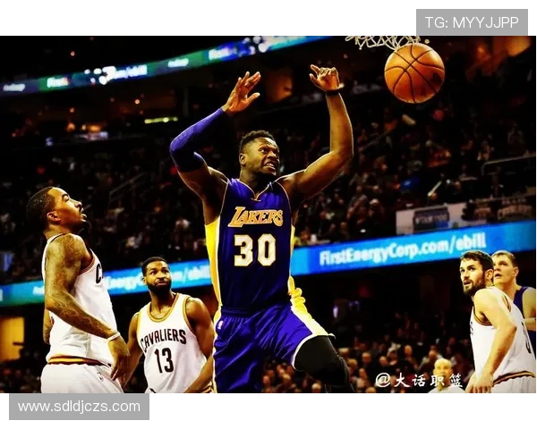 朱利叶斯·兰德尔挡拆拉开空间助湖人提升关键时刻得分效率